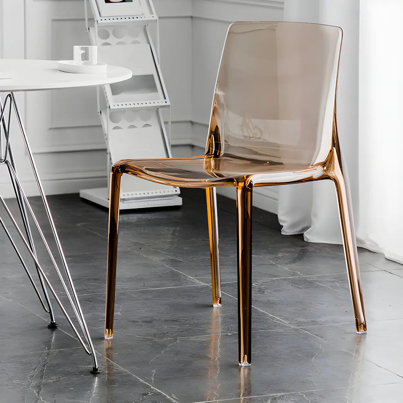 Chaise de salle à manger en acrylique ambré sans accoudoirs et à dossier bas