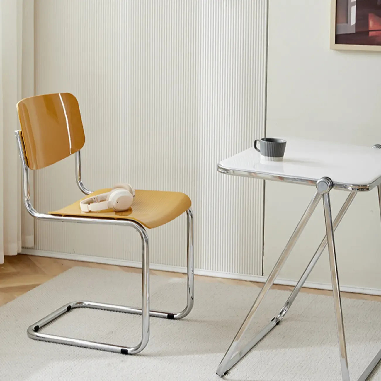 Chaise de salle à manger sans accoudoirs en métal simple, dossier plein jaune