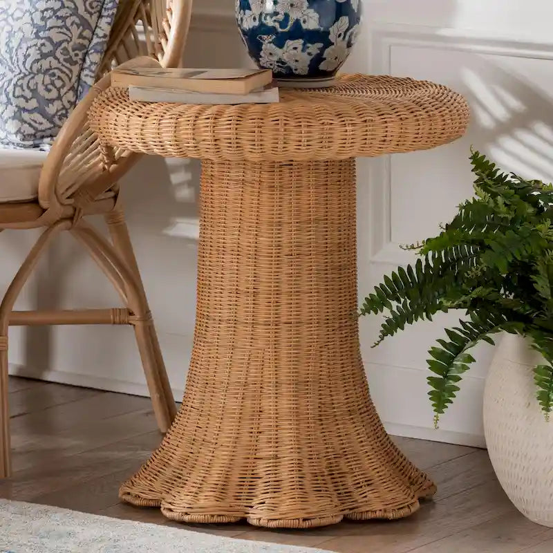 Table d'appoint Avalon Scallop en rotin naturel - Table en osier tressée à la main avec base à jupe, style côtier pour salon ou couloir